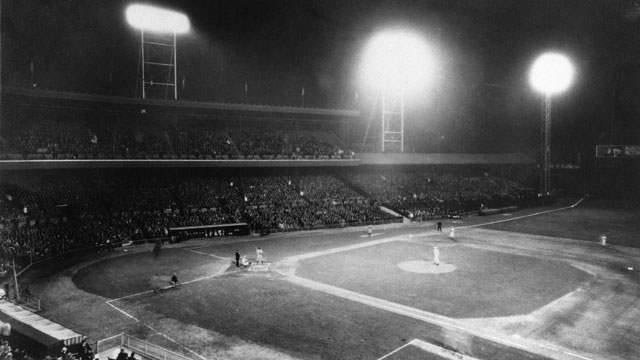  No Lights in Wrigley Field Retro Tee : Sports & Outdoors